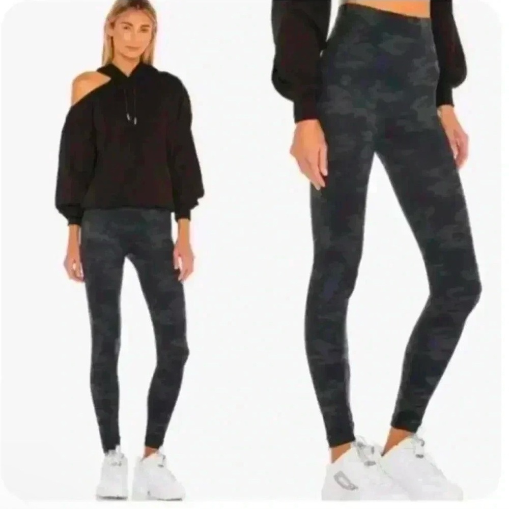 NWT Spanx Look at Me Now Leggings in Black Camo Sz Small